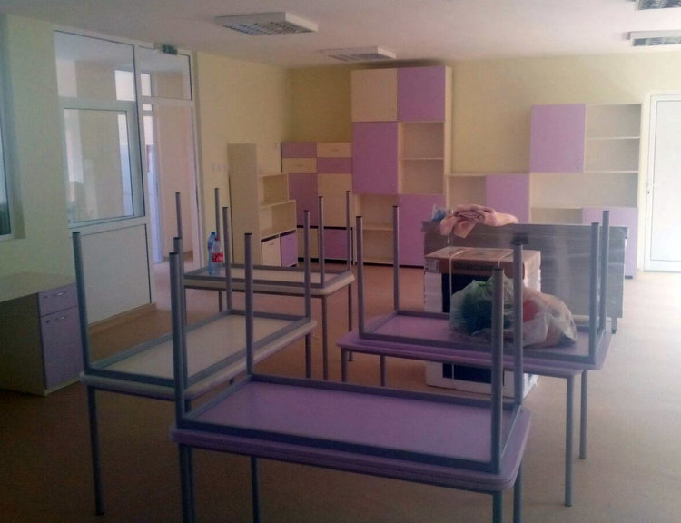 Доставиха мебели в ремонтираните училища и детски градини