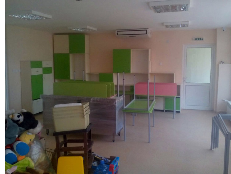 Доставиха мебели в ремонтираните училища и детски градини