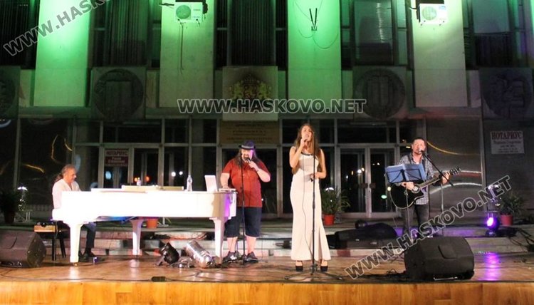 Бял роял бе поставен по време на пиано бара миналата година, снимка -архив