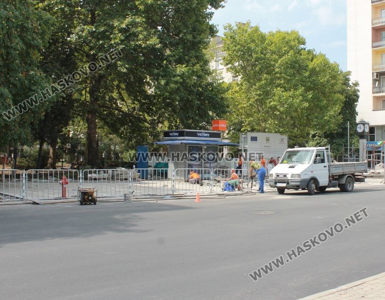 От северната страна вече са монтирани и предпазни мантинели