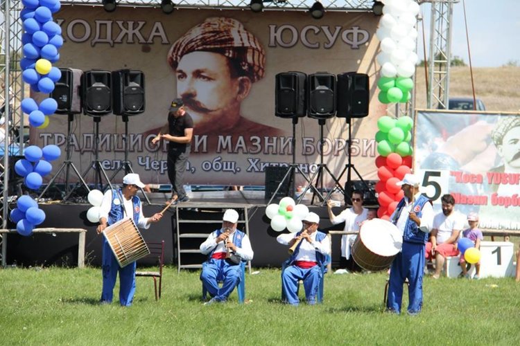 Мазни борби в памет на Коджа Юсуф,младежите от ДПС уважиха традицията