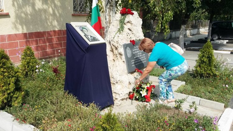 Паметта на граничаря Илия Стоянов Русев, загинал при изпълнение на служебния си дълг почетоха днес в димитровградското село Крум 