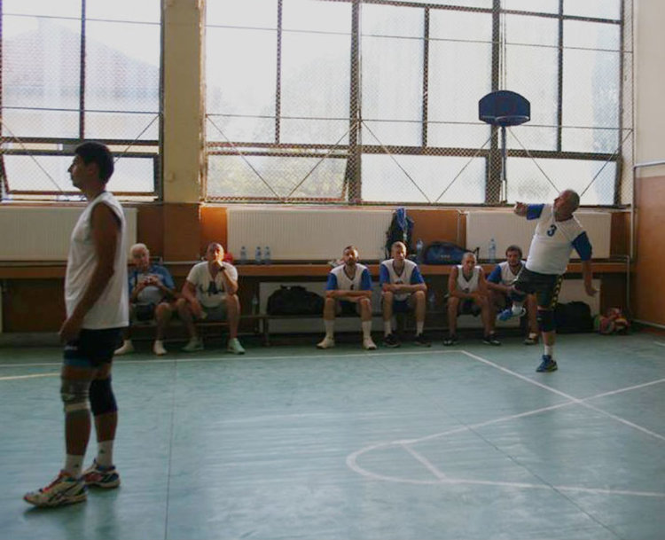 Волейболистите от Искра отбелязаха 40-годишнината на първата си титла и 80-ия рожден ден на треньора Ангел Чавдаров