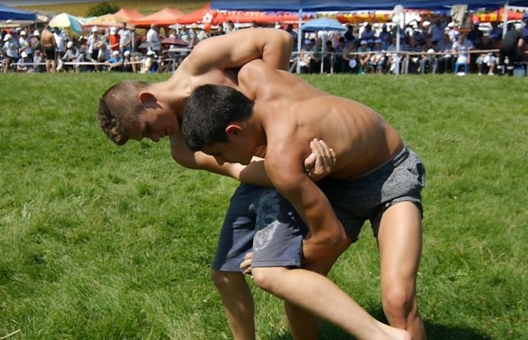 Мазни борби в памет на Коджа Юсуф,младежите от ДПС уважиха традицията