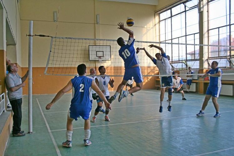 Волейболистите от Искра отбелязаха 40-годишнината на първата си титла и 80-ия рожден ден на треньора Ангел Чавдаров