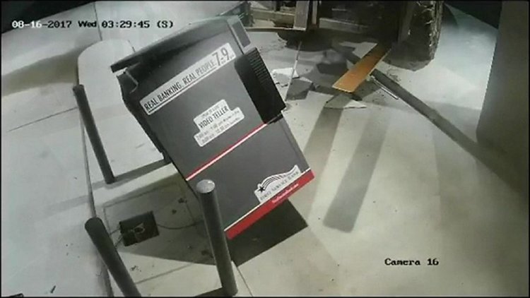 Обраха банкомат с мотокар (видео)