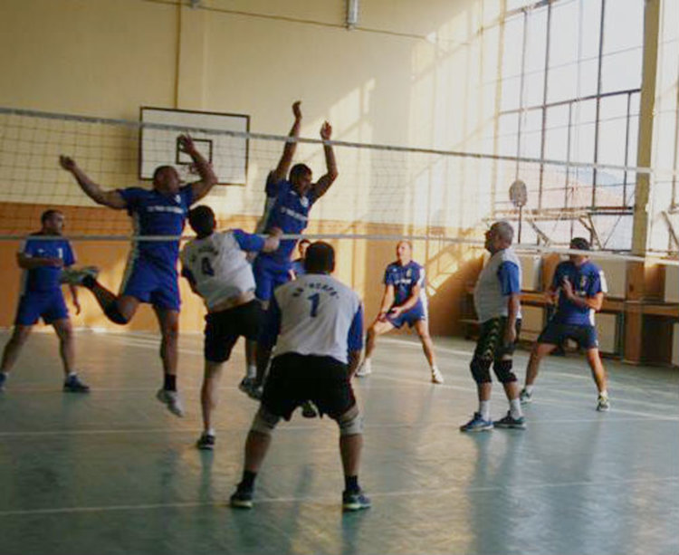 Волейболистите от Искра отбелязаха 40-годишнината на първата си титла и 80-ия рожден ден на треньора Ангел Чавдаров