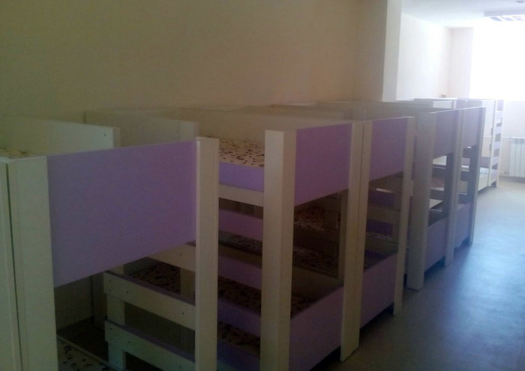 Доставиха мебели в ремонтираните училища и детски градини