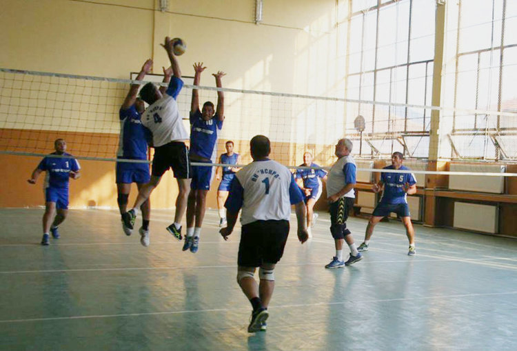 Волейболистите от Искра отбелязаха 40-годишнината на първата си титла и 80-ия рожден ден на треньора Ангел Чавдаров