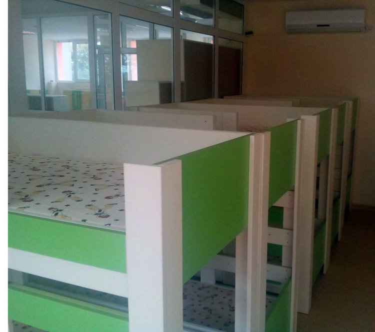 Доставиха мебели в ремонтираните училища и детски градини