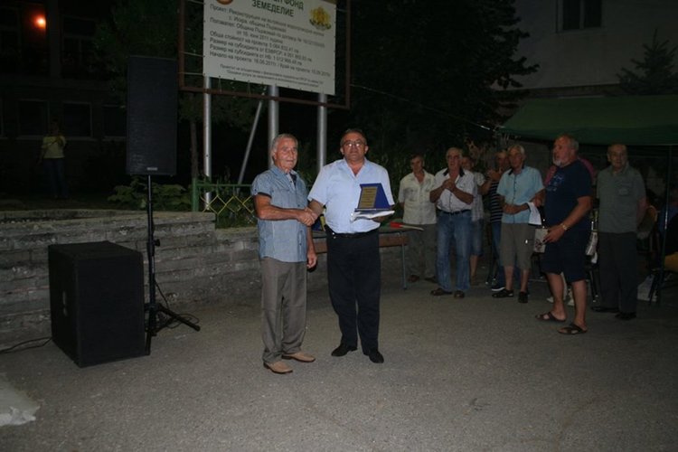 Волейболистите от Искра отбелязаха 40-годишнината на първата си титла и 80-ия рожден ден на треньора Ангел Чавдаров