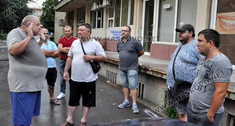 Съдебният лекар д-р Христо Еленскиразговаря с роднините на момчето. Бащата Али е с бялата тениска