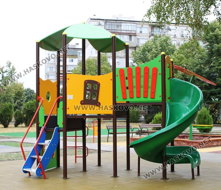 Приключи ремонта на двора на димитровградската градина "Осми март" 