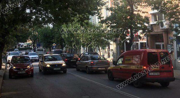 Читател: Безобразно паркиране затапи Кърджалийска в час пик