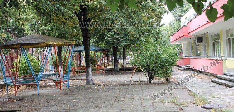 Предстои в останалата част от двора, която не бе ремонтирана по проекта от Общината да подменят старата настилката