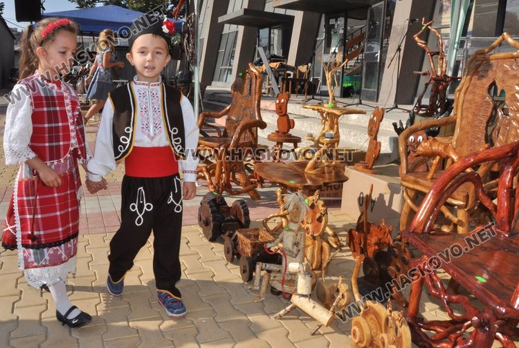 Майстор на мебели от корени на дървета гостува в Димитровград