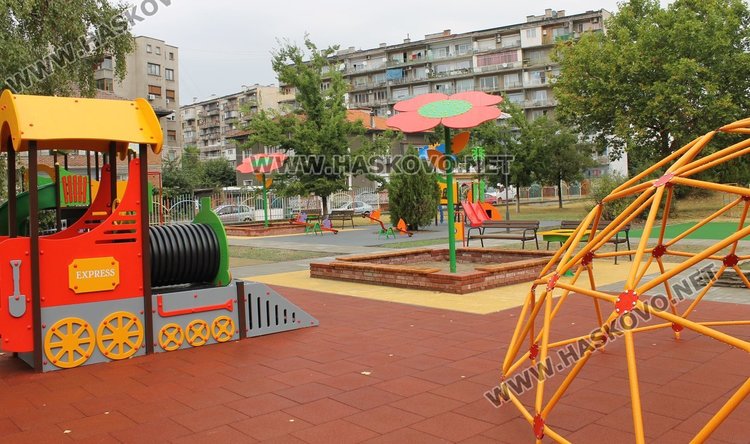 Приключи ремонта на североизточната част на двора на димитровградската градина "Осми март"