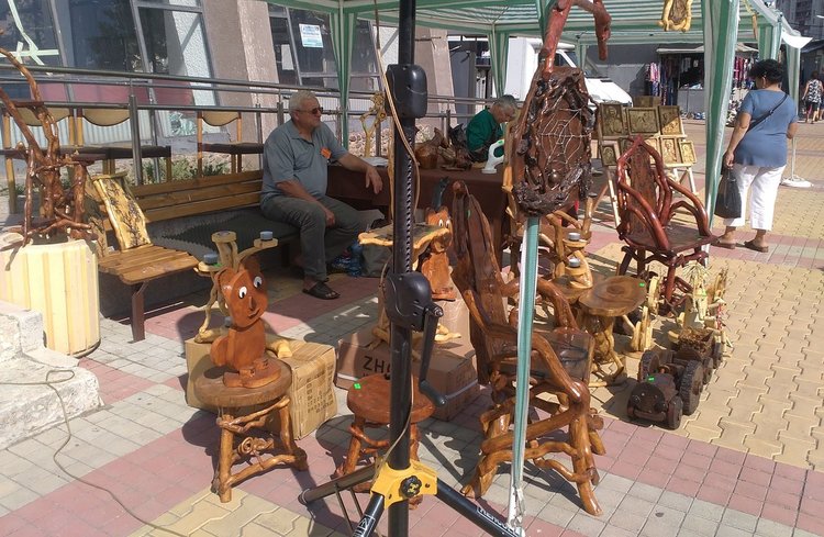 Майстор на мебели от корени на дървета гостува в Димитровград