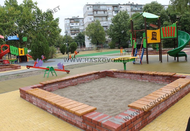 Приключи ремонта на двора на димитровградската градина "Осми март" 