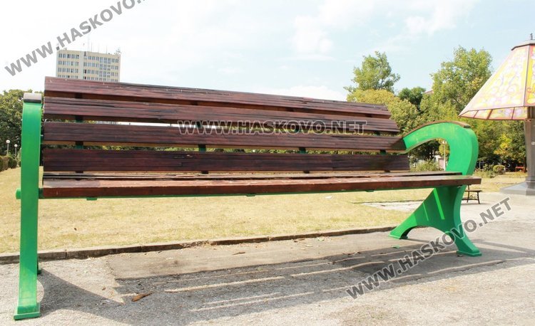 След множество повреди Голямата пейка- поправена за празника на града