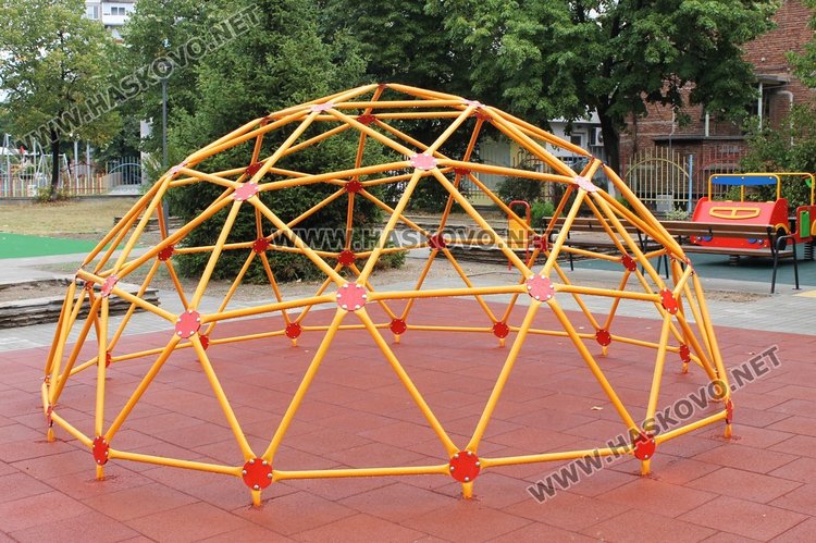 Приключи ремонта на двора на димитровградската градина "Осми март" 