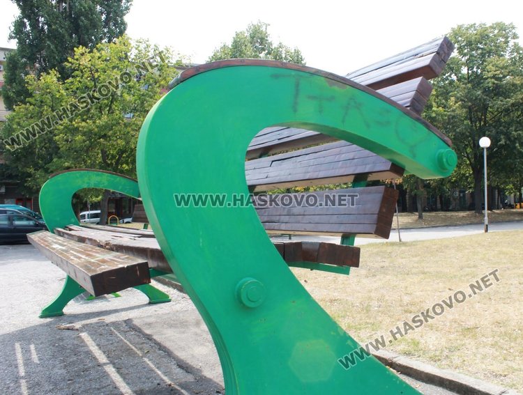 След множество повреди Голямата пейка- поправена за празника на града