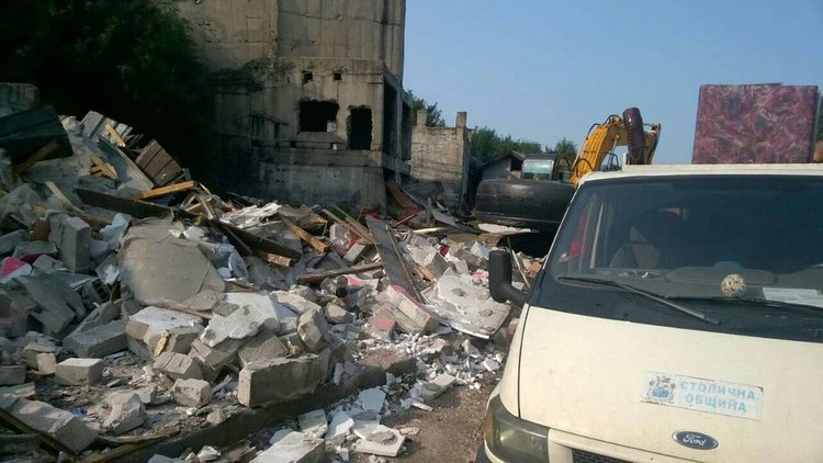 Спец операция за премахване на незаконни строежи в Захарна фабрика