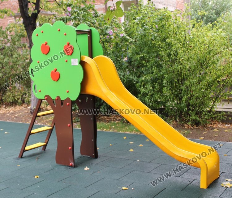 Приключи ремонта на двора на димитровградската градина "Осми март" 