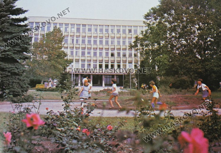 Паркът пред Дома на техниката