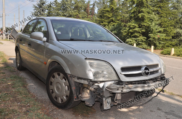 74-годишен с Опел влезе в насрещното на кръгово и помля Мерцедес