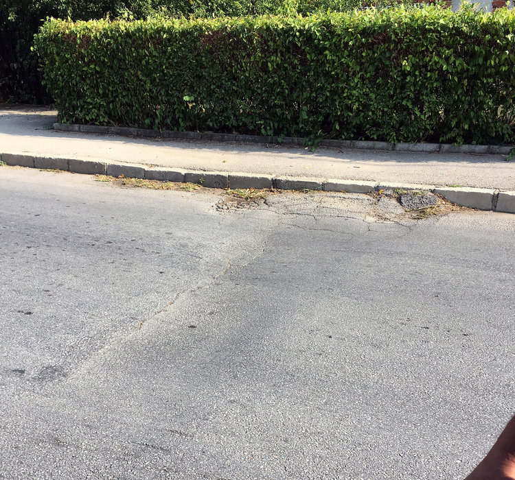 Читателка: Вдлъбнат легнал полицай дебне колите в Болярово