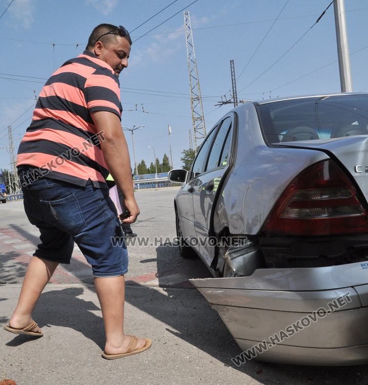 Асен оглежда щетите по Мерцедеса си, който купил само преди две седмици