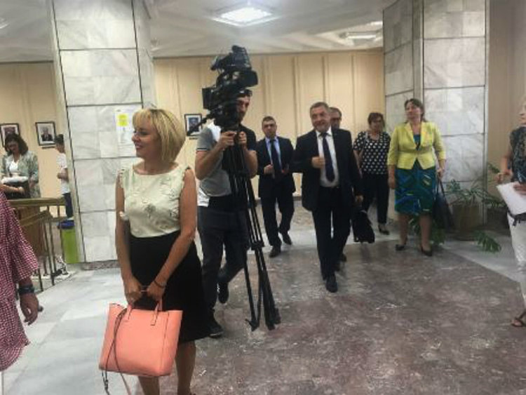 Родители в кв. "Лозница" признаха пред омбудсмана, че децата им масово не знаят български език, обвиниха учителите, че не ги учили