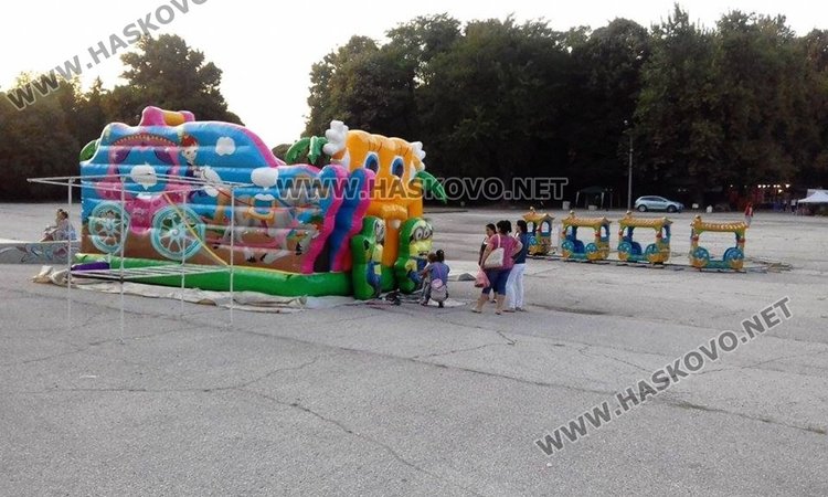 Първите надуваеми атракциони вече са разположени в парка