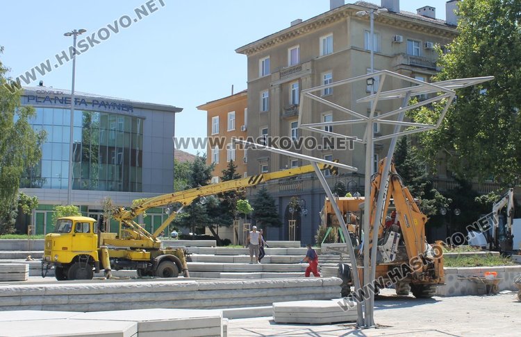 Монтираха двоен надпис "Димитровград" на площад "Поезия"