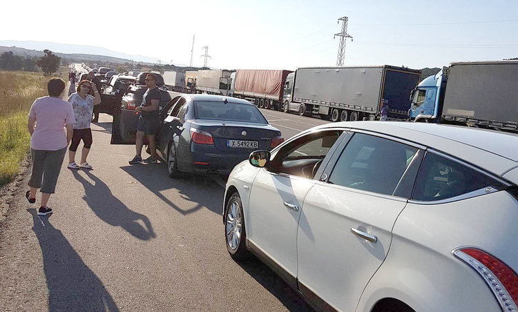 Читател: Граничните пунктове от Турция за България са затапени, чакаме часове