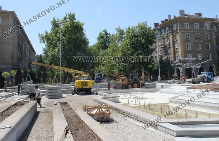 Монтираха двоен надпис "Димитровград" на площад "Поезия"