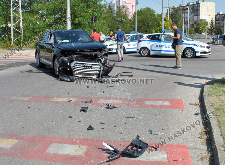 Мазда засече и разби предницата на джип Ауди на кръгово