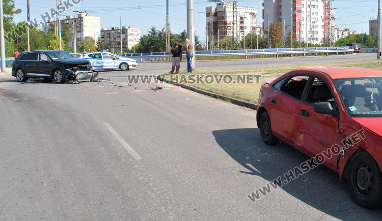 Мазда засече и разби предницата на джип Ауди на кръгово