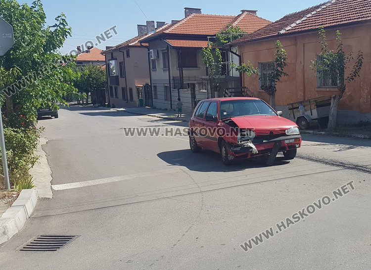 Жена и дете се заклещиха в обърнато Субару, засечено от Голф