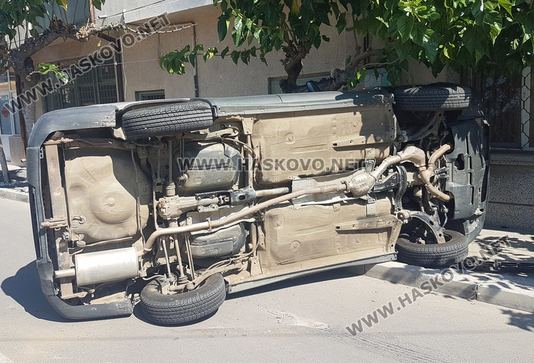 Жена и дете се заклещиха в обърнато Субару, засечено от Голф