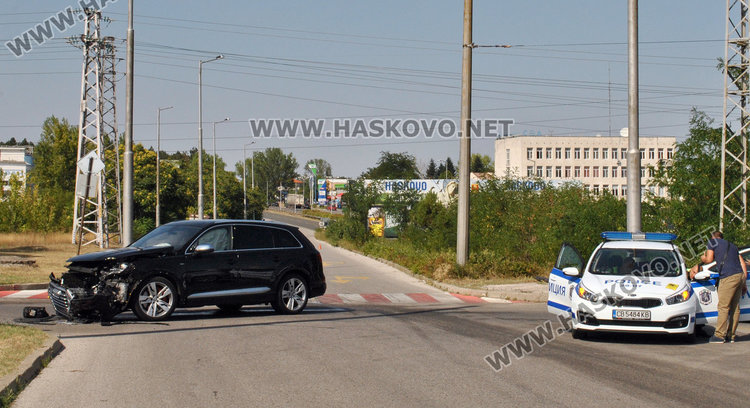 Мазда засече и разби предницата на джип Ауди на кръгово