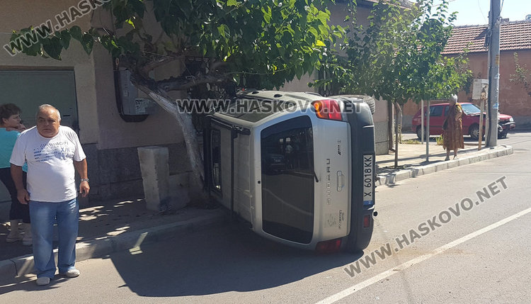 Жена и дете се заклещиха в обърнато Субару, засечено от Голф