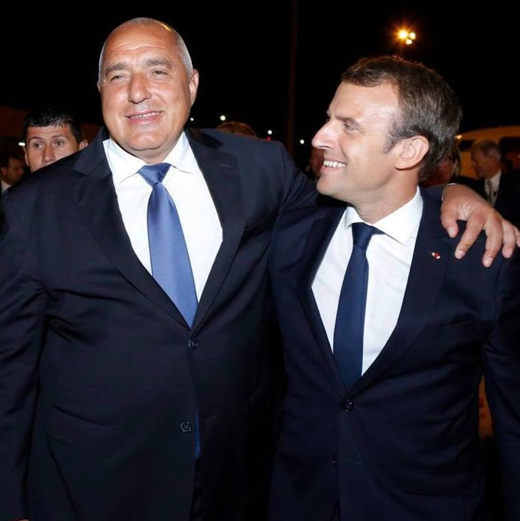 Бойко Борисов посрещна сърдечно на летище Варна Еманюел Макрон | Сн.: Министерски съвет 