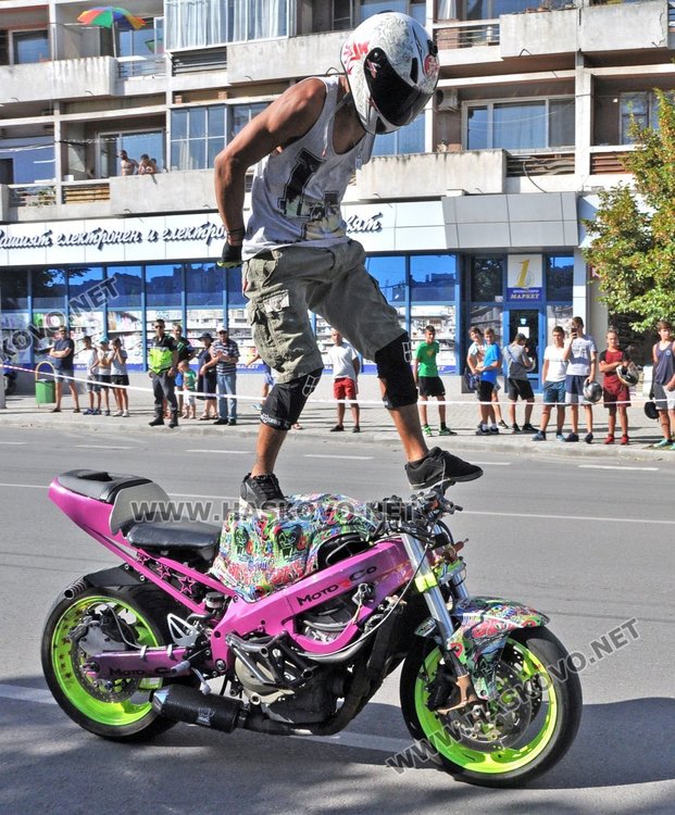 Майстори на мото каскадите спретнаха шоу на димитровградчани 