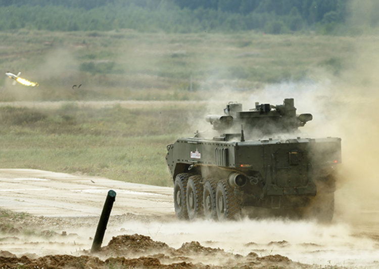 Пред чуждите делегации за първи път са демонстрирани в бой  роботът «Нерехта», боината машина за пехотата БМП К-17 и танкът Т-90