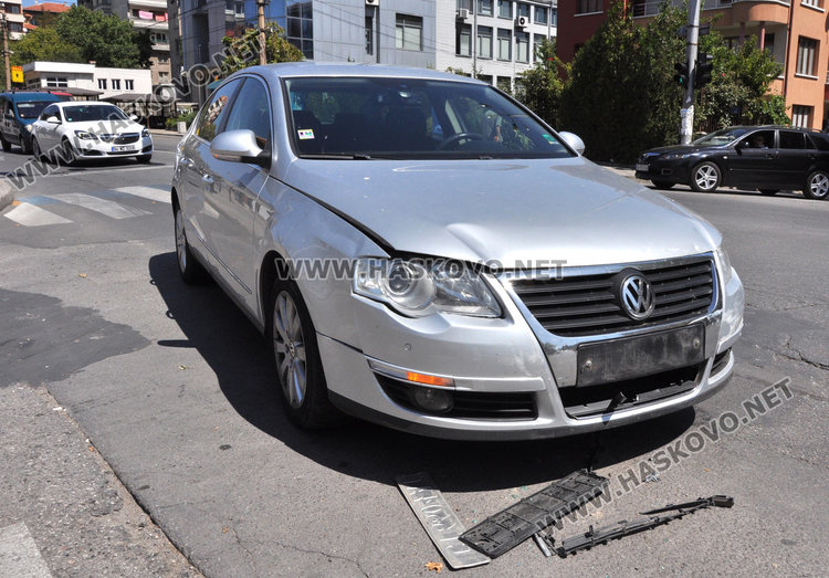 Ровър засече Фолксваген на кръстовище на Кърджалийска