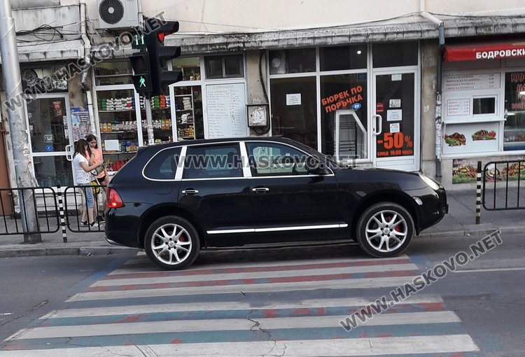 Читател: нагъл шофьор с джип паркира на пешеходна пътека