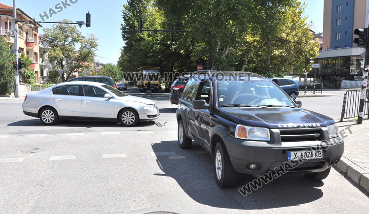 Ровър засече Фолксваген на кръстовище на Кърджалийска