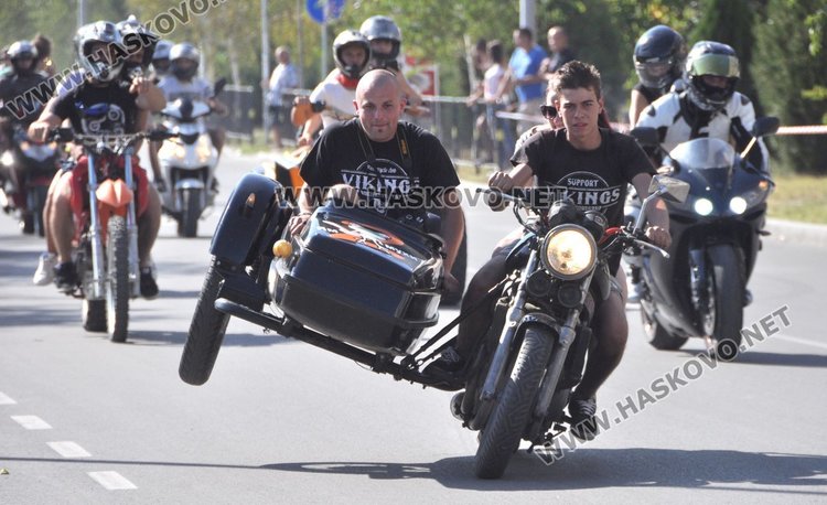 Майстори на мото каскадите спретнаха шоу на димитровградчани 